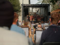 Granie w bramie w Łodzi. Klimatyczny koncert dali Andy birds