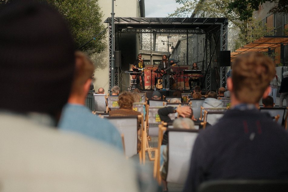 Granie w bramie w Łodzi. Klimatyczny koncert dali Andy birds