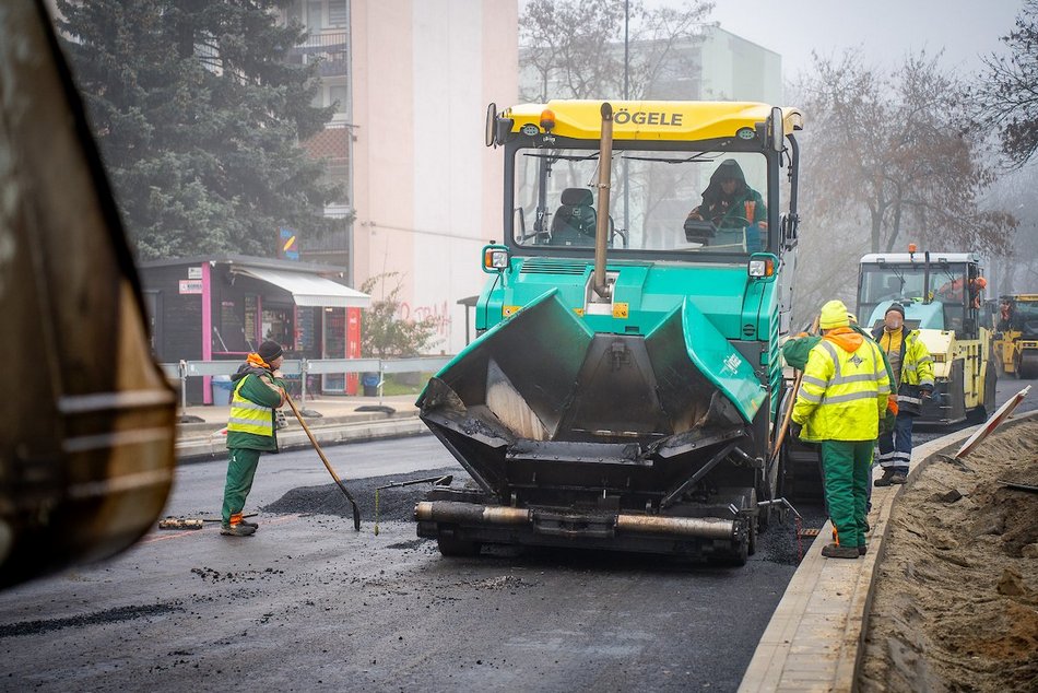 Łódź. Drogowcy układają nową nawierzchnię na Śmigłego-Rydza