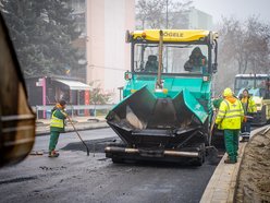 Łódź. Drogowcy układają nową nawierzchnię na Śmigłego-Rydza