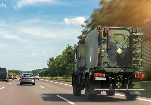 Ciężarówka wojskowa na autostradzie