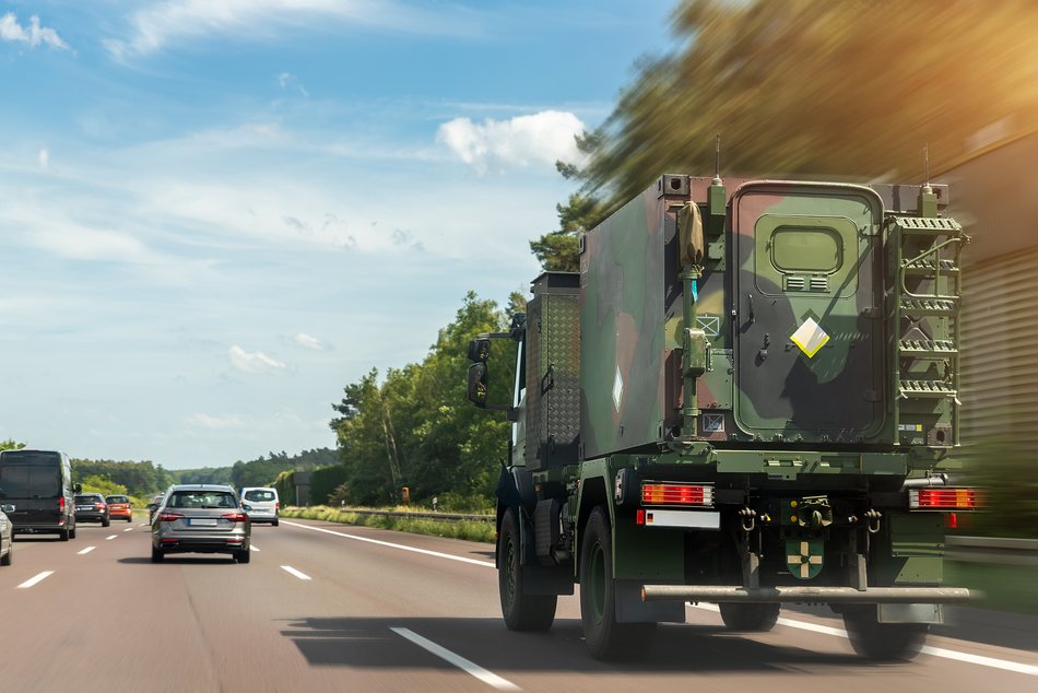 Ciężarówka wojskowa na autostradzie