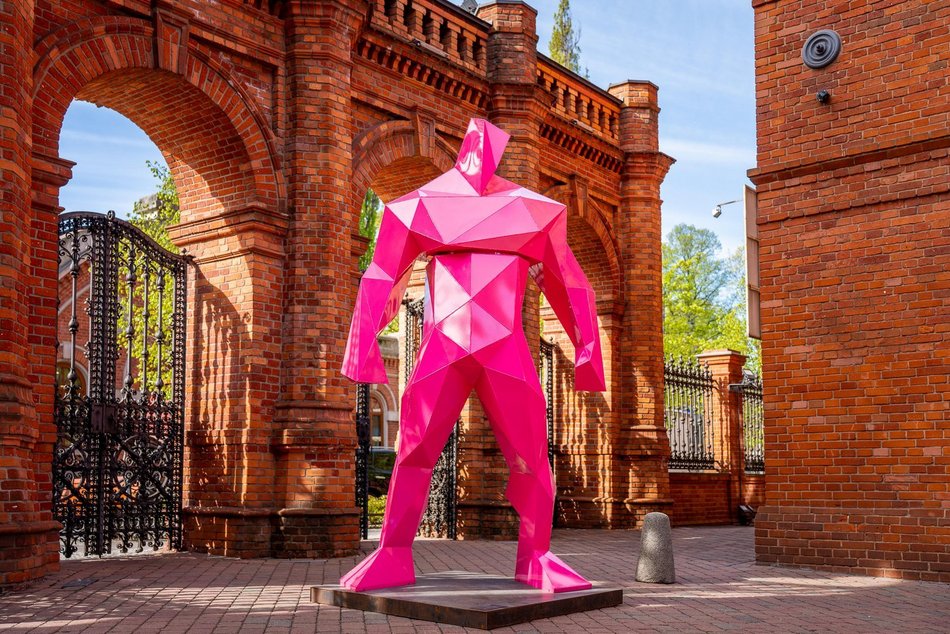 Różowe figury umiejscowione przy bramie prowadzającej do Manufaktury