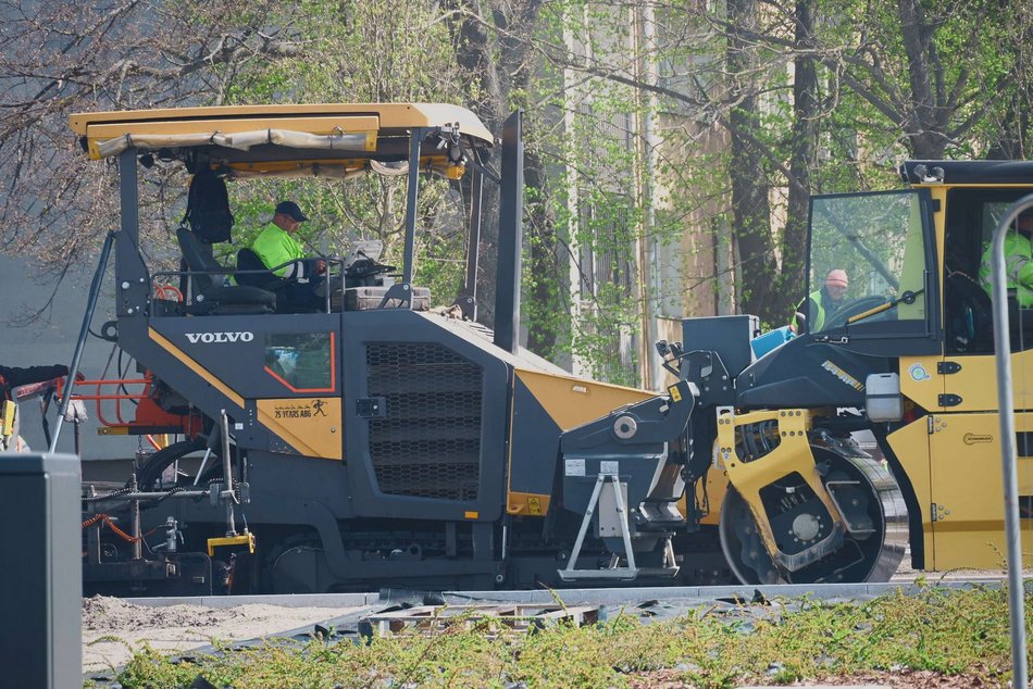 Kładą asfalt na Śmigłego-Rydza. Druga warstwa od Ronda Broniewskiego do centrum