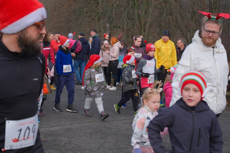 Łódź. Świąteczny bieg w parku Baden-Powella w Łodzi. Wspaniała atmosfera z nutą rywalizacji
