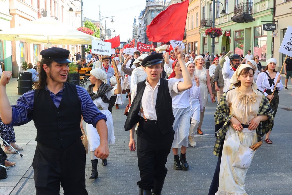 Marsz robotników podczas festiwalu REwolucja w Łodzi. Inscenizacja aktorów Teatru Chorea