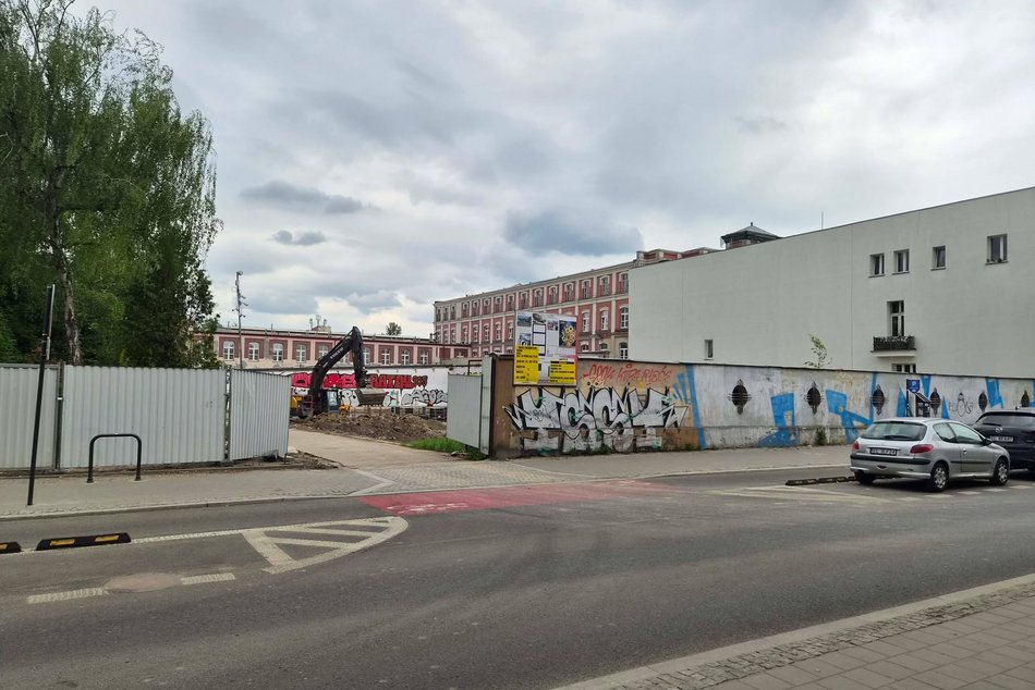 Łódź. Nowy supermarket w centrum Łodzi. Dwupiętrowy sklep stanie obok akademika BaseCamp
