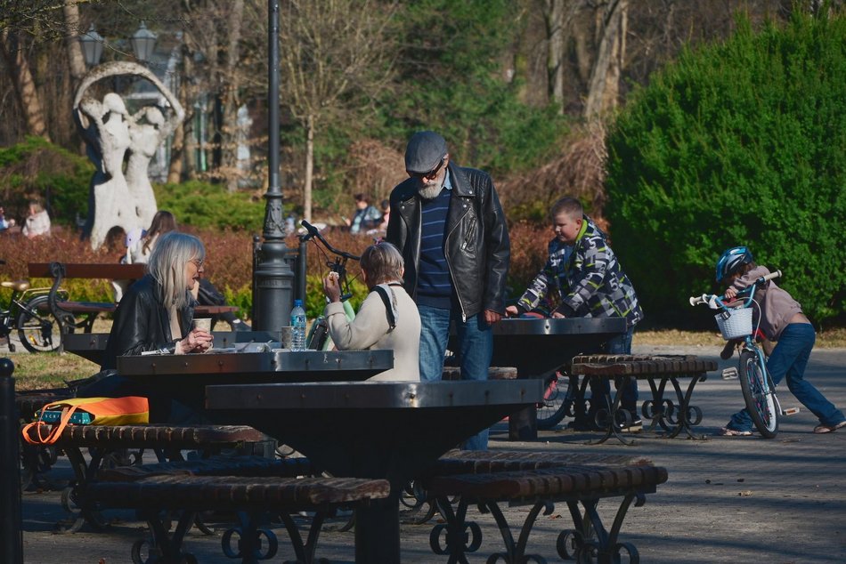 Słoneczna sobota w Parku Źródliska. Łodzianie odpoczywają od zgiełku miasta