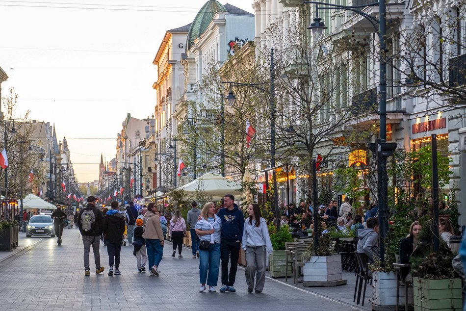 Łódź. Majówka na Piotrkowskiej w Łodzi. Tłumy spacerowiczów od rana do wieczora!
