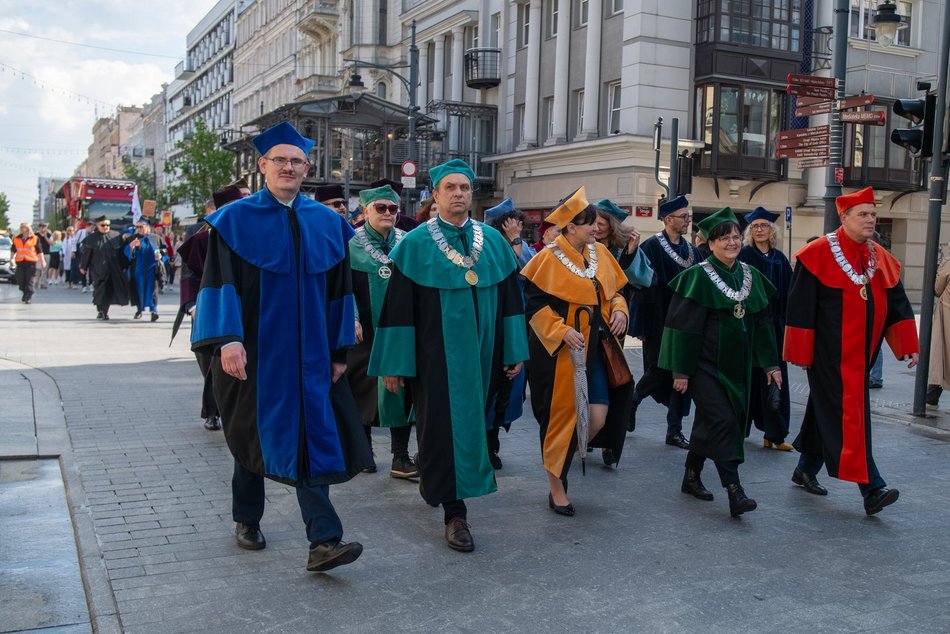 Łódź. Juwenalia 2025 w Łodzi. Kolorowy pochód studentów przeszedł Piotrkowską!