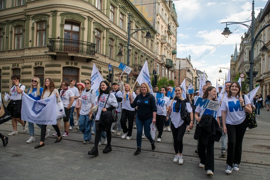 Łódź. Juwenalia 2025 w Łodzi. Kolorowy pochód studentów przeszedł Piotrkowską!