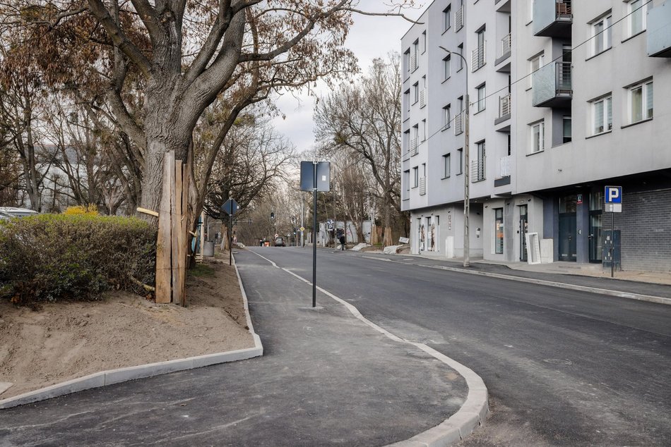 Łódź. Przędzalniana w Łodzi otwarta. Nowa jezdnia, chodniki i parkingi