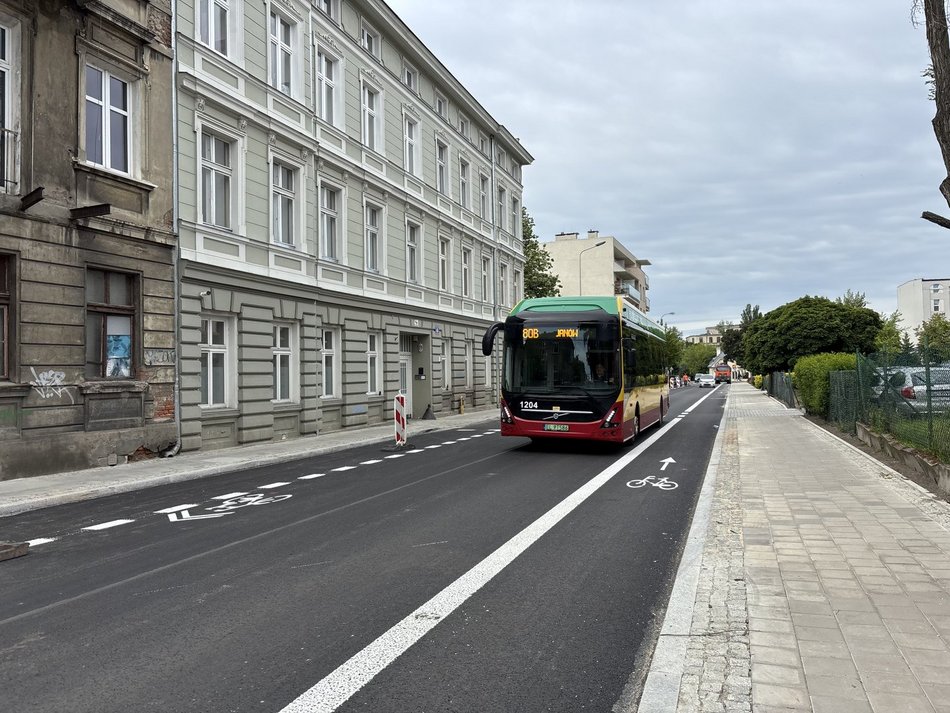 Łódź. Koniec remontu Skłodowskiej-Curie w Łodzi. Nowa jezdnia, chodniki, przystanki i zieleń
