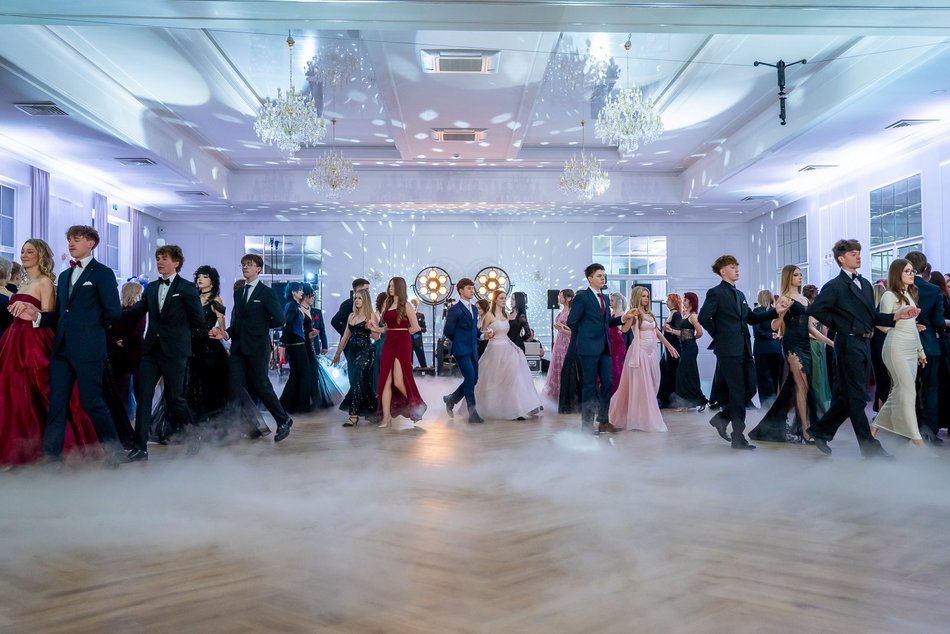 Łódź. Studniówka IV LO w Łodzi. Kreacje, które zapierały dech i radość na twarzach młodzieży