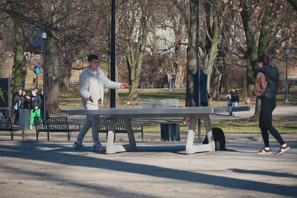 Park Staromiejski i Manufaktura skąpane w wiosennym słońcu