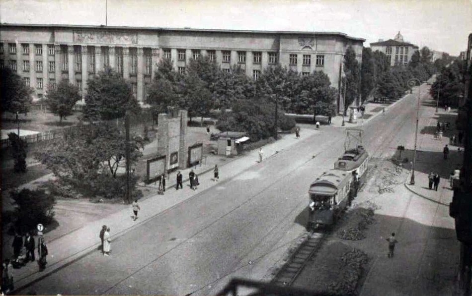 Budynek sądów. Po lewej, na ogrodzonym terenie, trwa budowa lub przestój w budowie Teatru Wielkiego - rok 1954