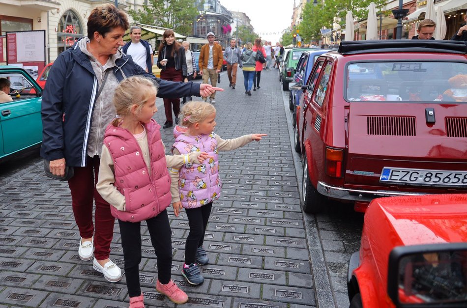Parada Maluchów w Łodzi 2023. Kolorowe auta przejechały ulicami centrum