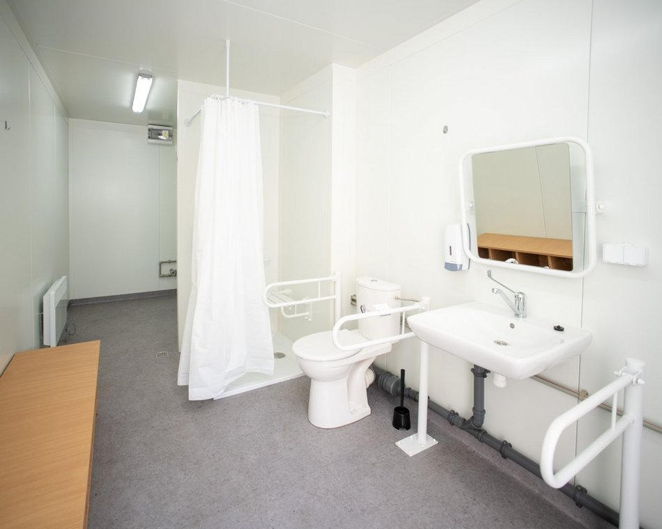 Mobilna łaźnia dla osób w kryzysie bezdomności przy al. Piłsudskiego 119