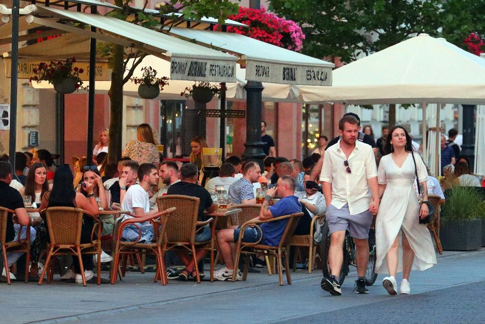 Tłumy na ulicy Piotrkowskiej w Łodzi