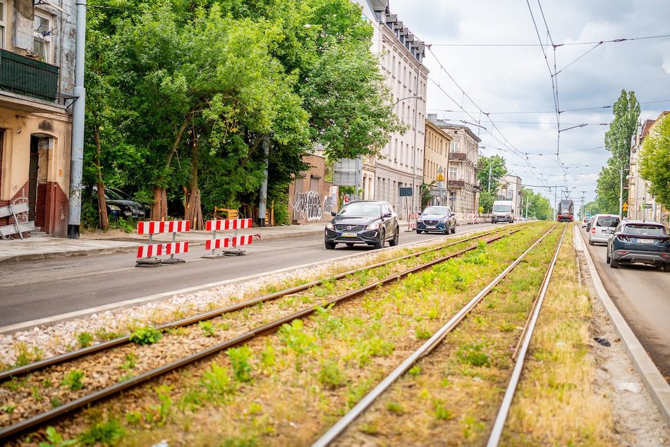 Łódź. Remont Pabianickiej w Łodzi. Powstają kolejne metry nowej nawierzchni i chodników