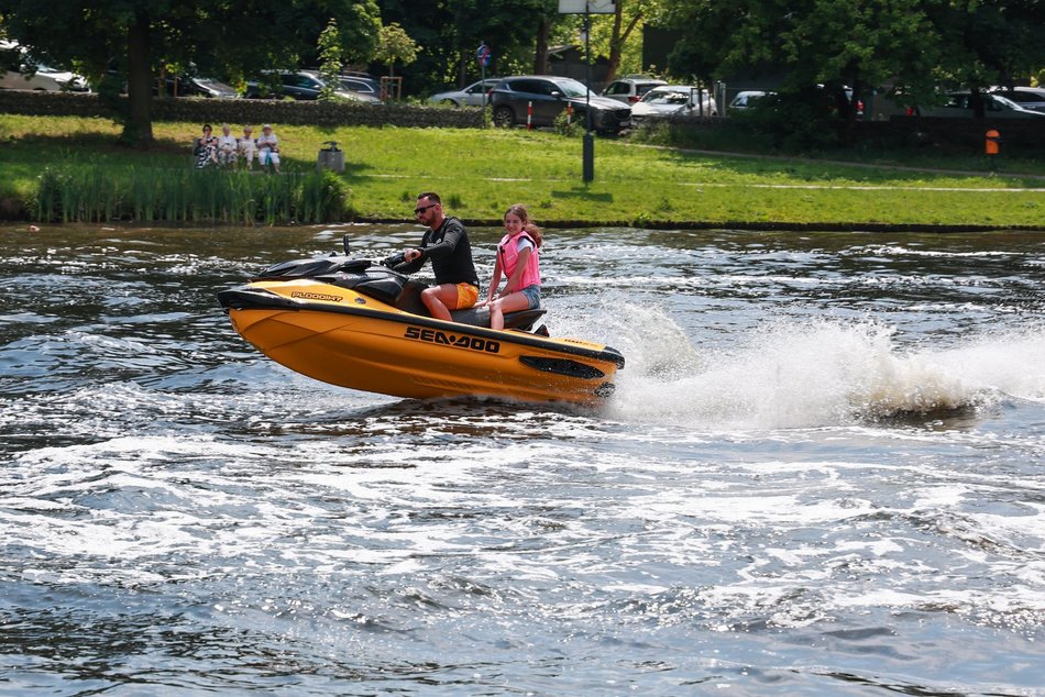 Łódź. Dzień Dziecka w parku na Młynku w Łodzi. Dmuchańce, alpaki i skutery wodne