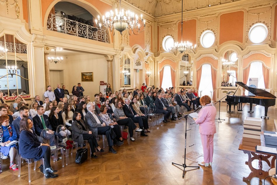 Łódź. Stypendia dla wybitnych uczniów z Łodzi i regionu przyznane. Nagrodzeni także nauczyciele