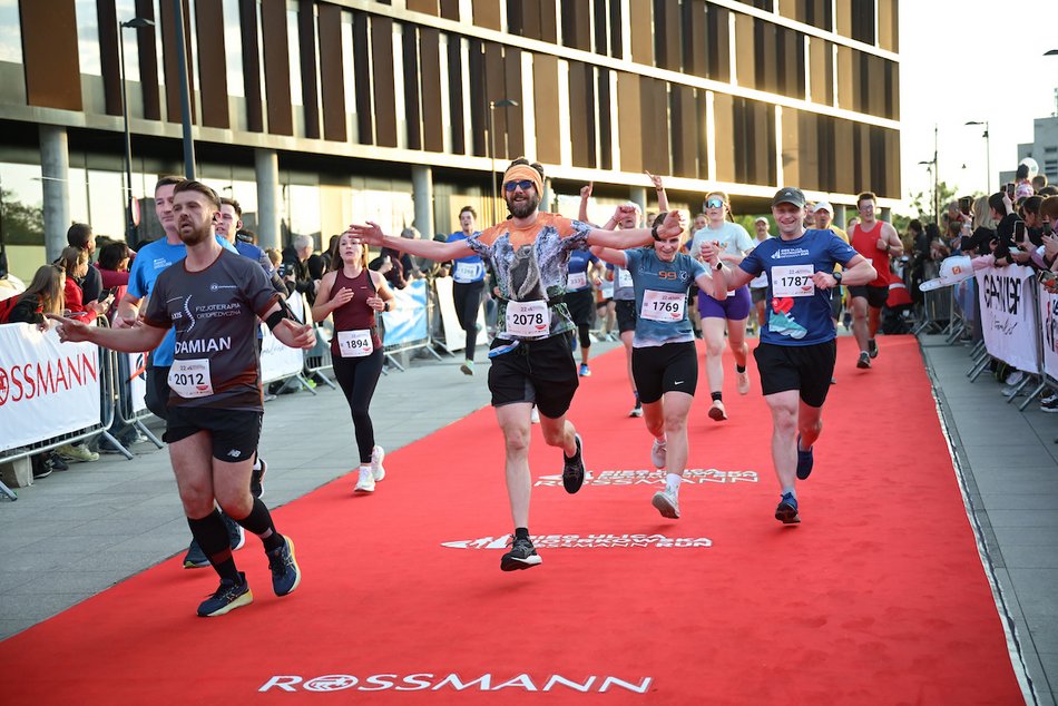 Łódź. Bieg Ulicą Piotrkowską Rossmann Run 2025 wystartował! Walka o życiowe rekordy