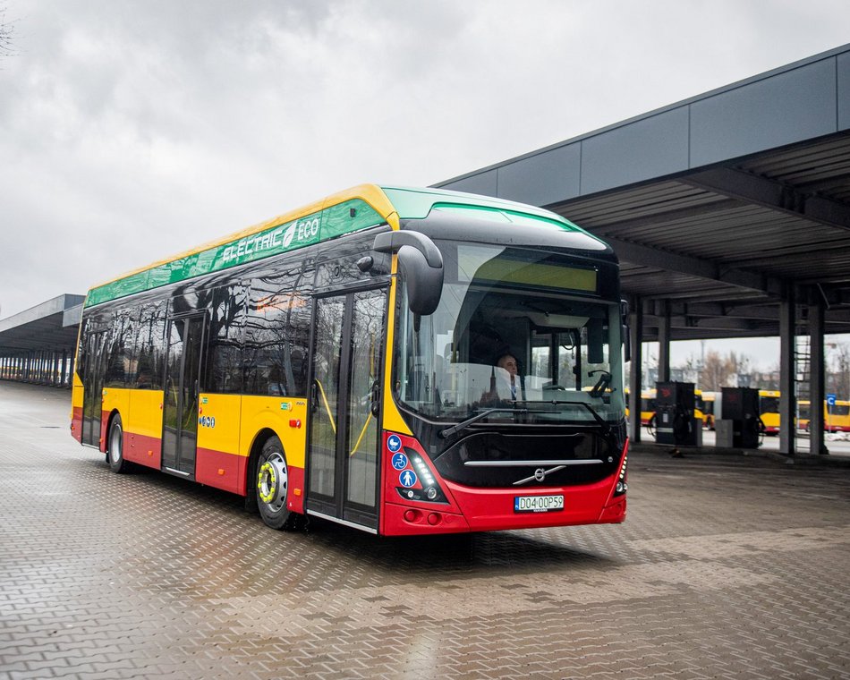 nowy autobus elektryczny w zajezdni