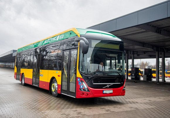 nowy autobus elektryczny w zajezdni