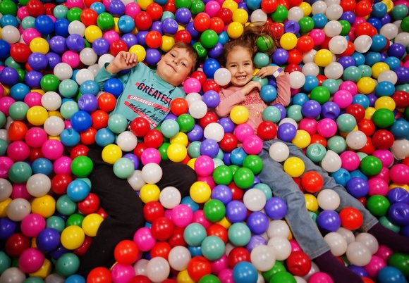 Łódź. Dzieci z kulkami w figloraju