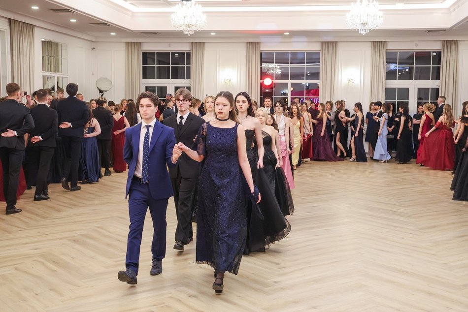 Łódź. Studniówka II LO w Łodzi. Wspaniali maturzyści świętowali w Pałacu Skotniki