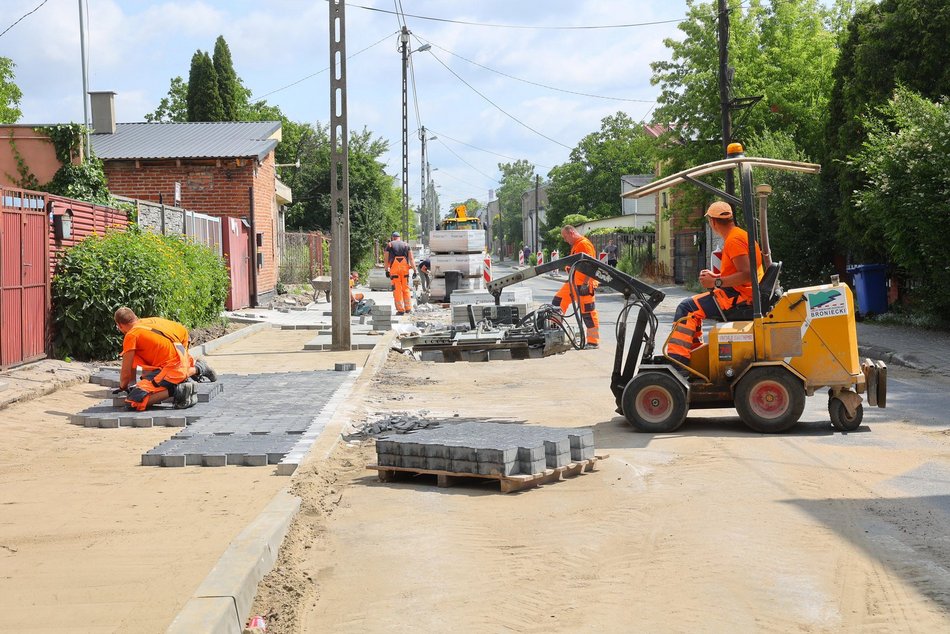 Łódź. Remonty dróg na Chojnach w Łodzi. Postępy prac na Tuszyńskiej, Dachowej i Trębackiej