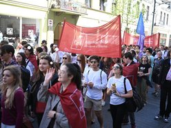 Łódź. Juwenalia 2026 w Łodzi czas start! Kolorowa parada studentów przeszła Piotrkowską