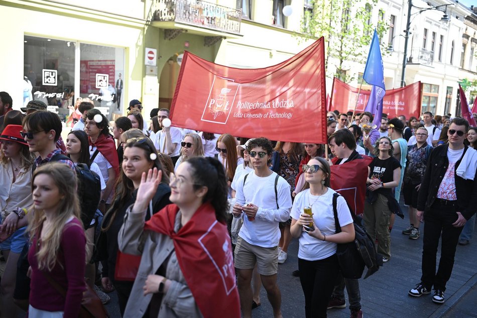 Łódź. Juwenalia 2026 w Łodzi czas start! Kolorowa parada studentów przeszła Piotrkowską
