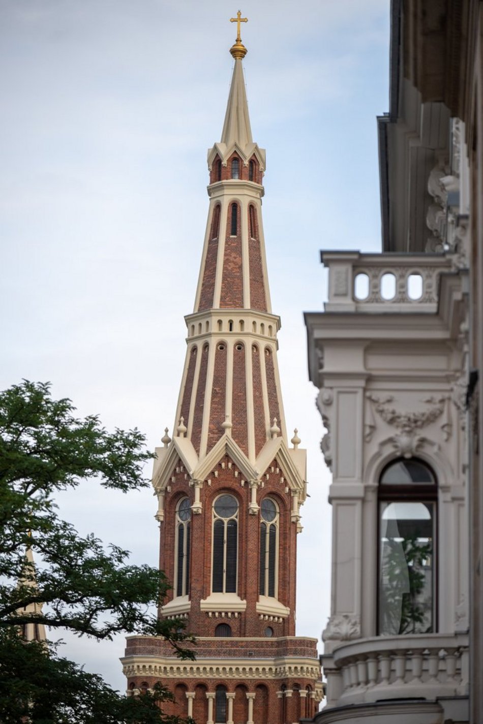 Kościół przy Sienkiewicza w Łodzi po remoncie. Jego wieże znów lśnią