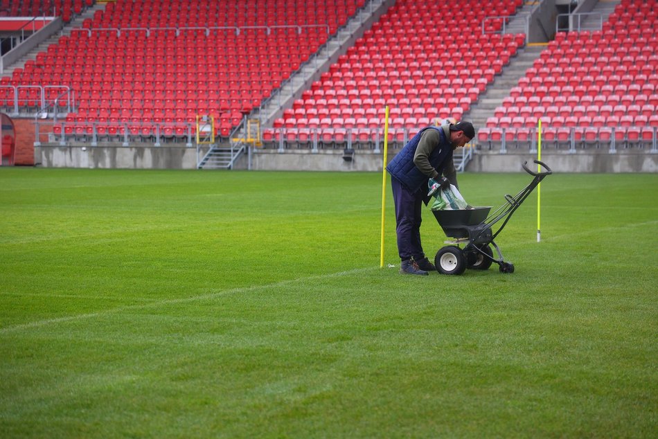 Łódź. Zima na stadionach w Łodzi. Jak MAKiS dba o murawy przy al. Piłsudskiego i al. Unii?