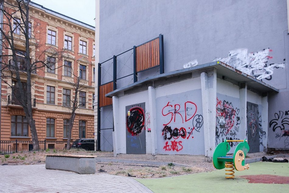 Łódź. Artystyczne osłony dla transformatorów w Łodzi. Nocą przypominają ażurowe lampiony!