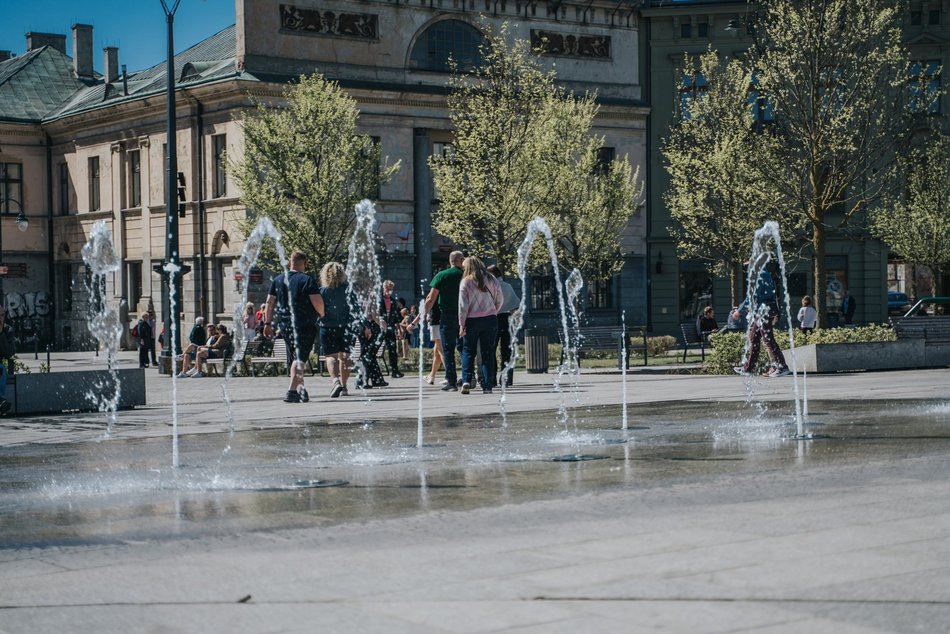 Łódź. Plac Wolności w Łodzi tętni życiem. To jedno z najpopularniejszych miejsc spotkań!