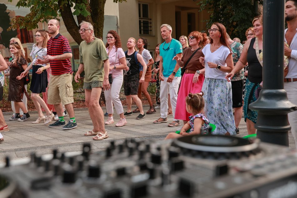 Łódź. Niedzielna potańcówka przy Piotrkowskiej. Łodzianie potrafią się bawić!