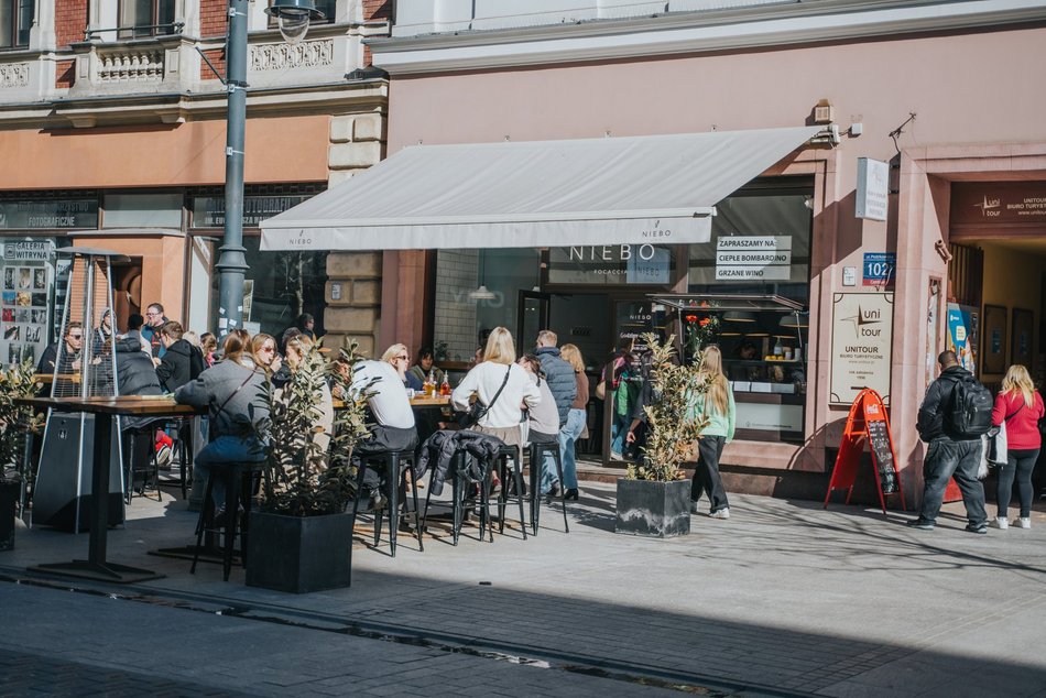 Łódź. Łódź nie tęskni za zimą! Tłumy Łodzian spacerowały po Piotrkowskiej i Parku Staromiejskim