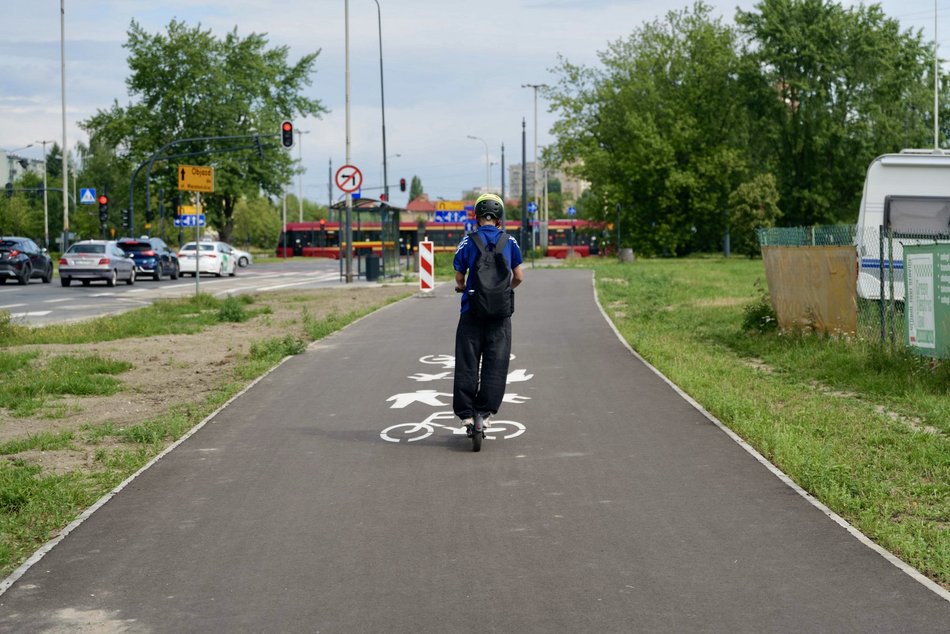 Łódź. Droga rowerowa na al. Waltera-Janke w Łodzi