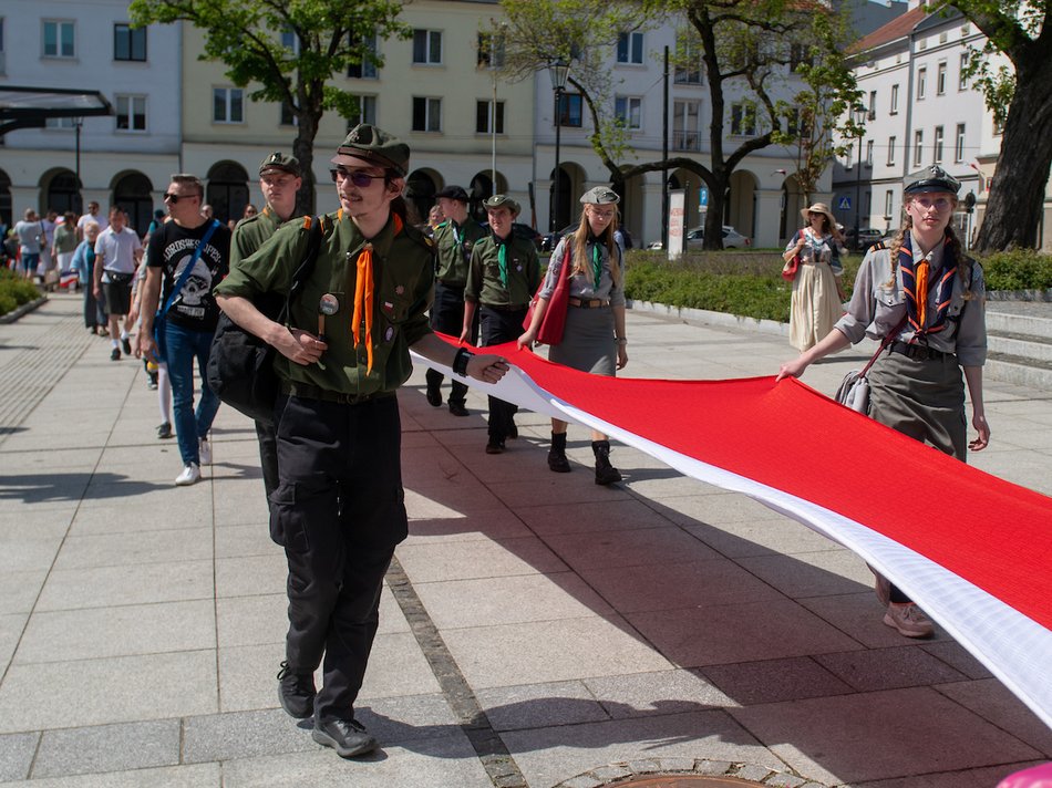 Łódź biało-czerwona. Ulicami miasta przeszedł marsz z okazji Dnia Flagi Rzeczypospolitej Polskiej