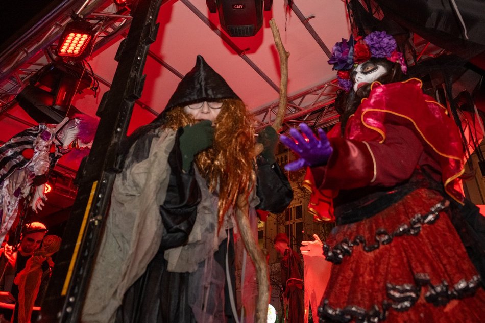 Łódź. Halloweenowa parada przeszła Piotrkowską w Łodzi. Tłumy duchów, czarownic i zombie!