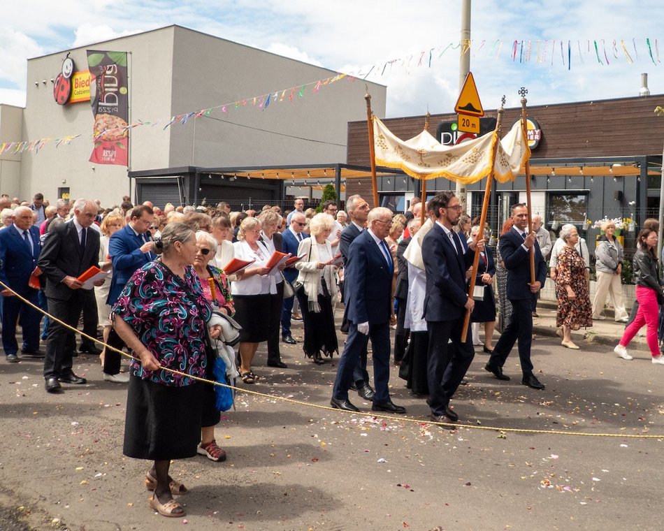 Łódź. Procesja Bożego Ciała na Widzewie w Łodzi. Wierni przeszli ulicami miasta