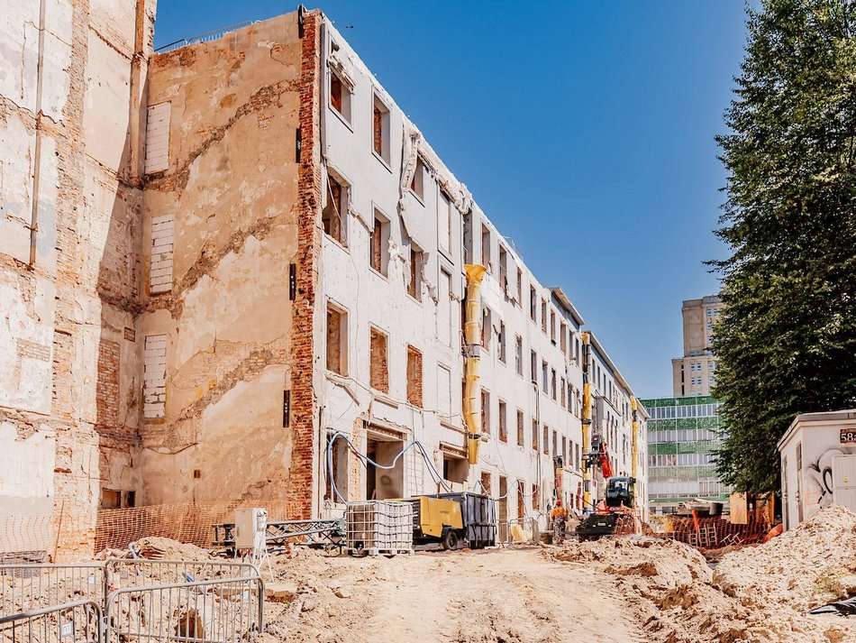Łódź. „Dziura” przy Piotrkowskiej 58 w Łodzi znika na naszych oczach! Prace wystartowały!