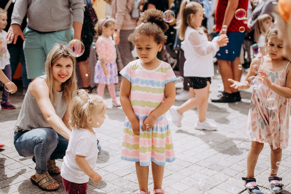 dzieci podczas zabawy