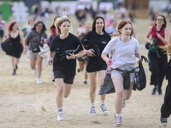 Tłumy fanek Louisa Tomlinsona przed wejściem na Łódź Summer Festival 2025