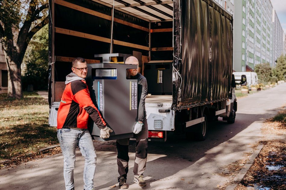 Nowoczesne kosze na śmieci na ulicach Łodzi