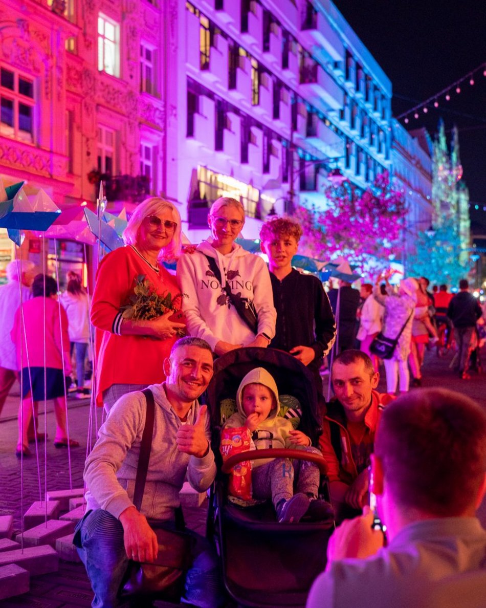 ludzie na festiwalu światła w Łodzi