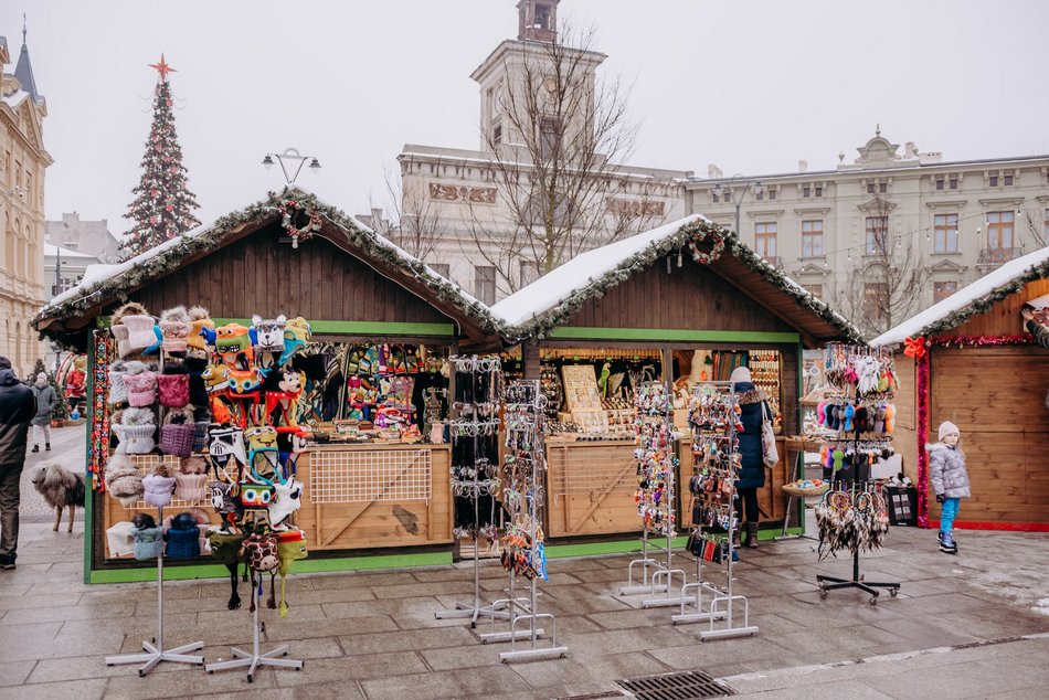 Łódź. Jarmark Bożonarodzeniowy na placu Wolności w Łodzi stoiska, kramy